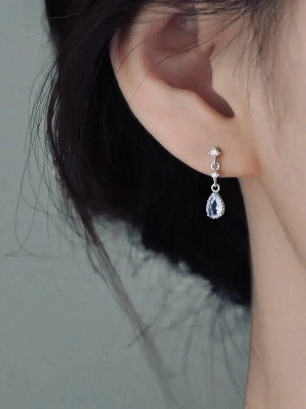 Blue Teardrop Rhinestone Earrings NEW 🏷️